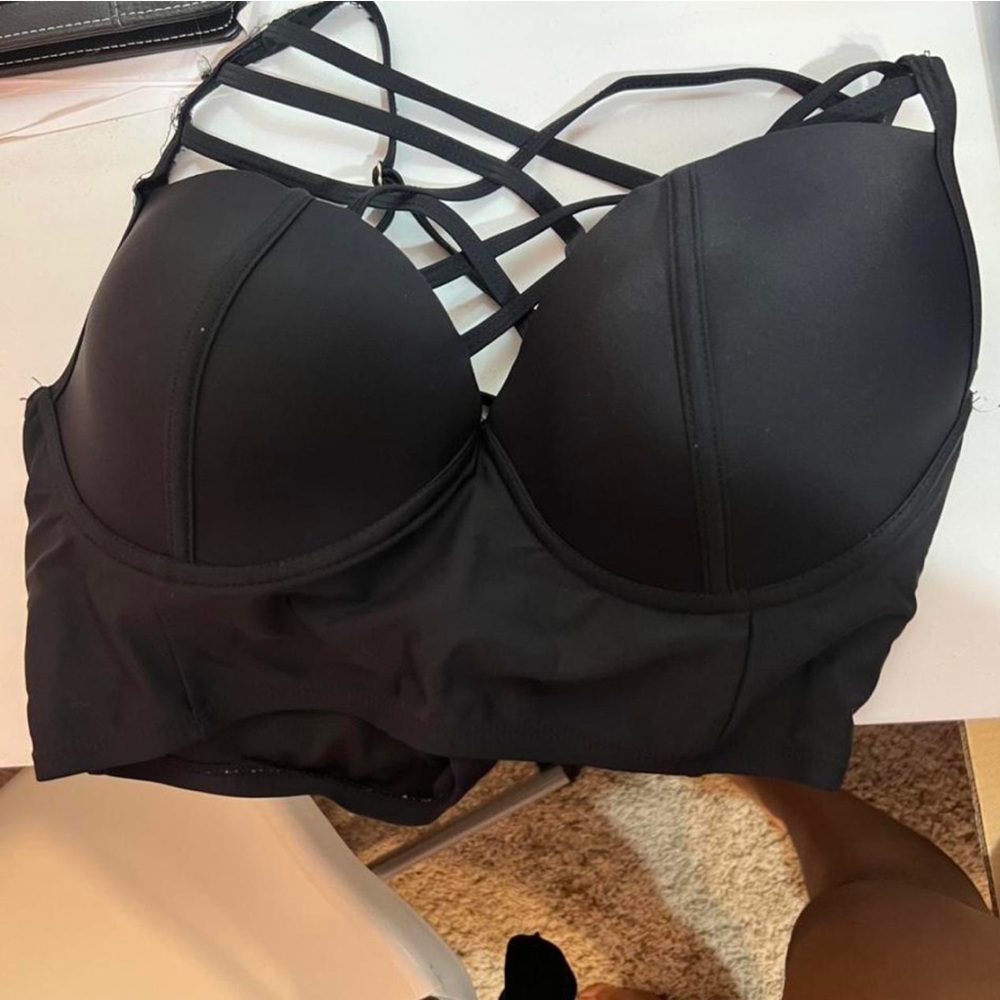 Very cute black swimsuit top 
#blackswimsuit #blacktop #swimsuit #bikini